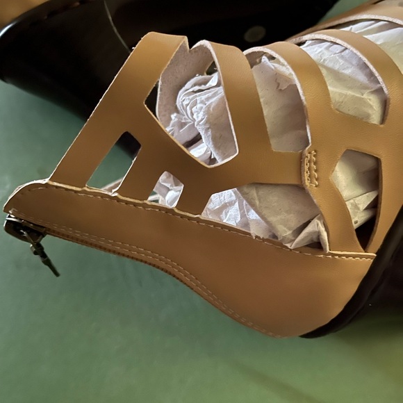 Tastemaker NWT Beige Heeled Sandals Size 8.5 - Picture 7 of 12